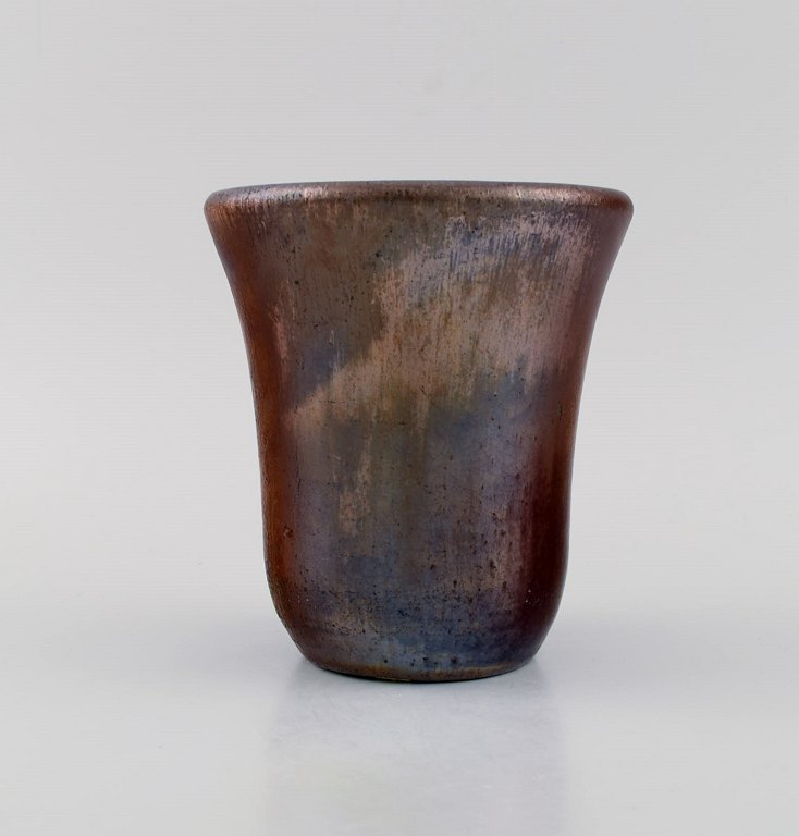 Søren Kongstrand (1872-1951), Denmark. Vase in glazed stoneware. Beautiful metallic luster glaze in shades of red. 1920s.