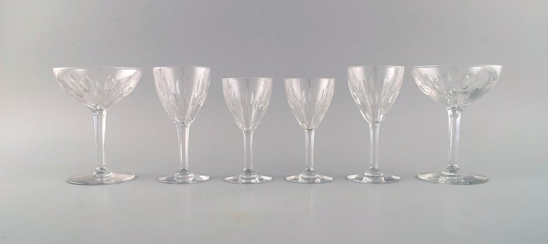 Baccarat, France. Six glasses in clear mouth-blown crystal glass. Mid-20th century.