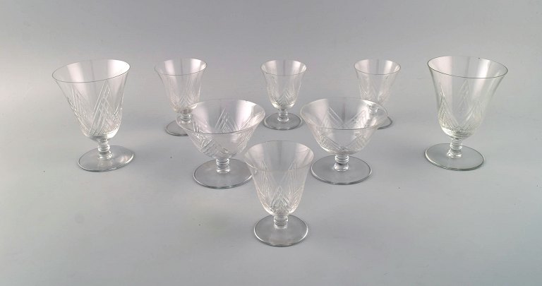 Saint-Louis, Frankrig. Otte sherry- og vinglas i klart mundblæst krystalglas. 1930