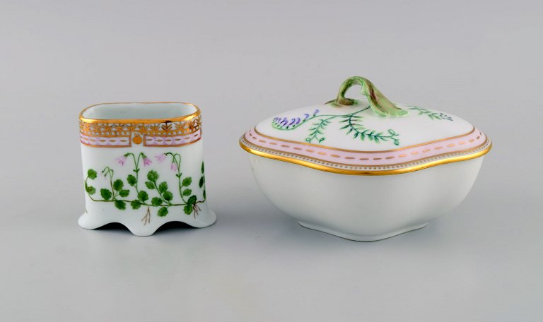 Kaiser, Tyskland. Vase og lågskål i porcelæn med håndmalede blomster og gulddekoration. 1970