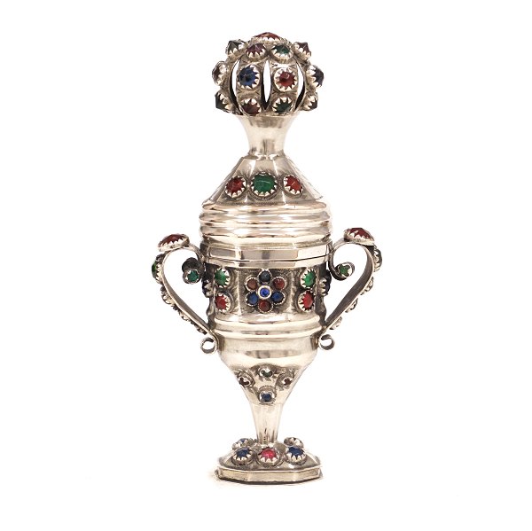 Hovedvandsæg sølv. Reimer Diedrich Dethlefsen, Sønderborg, 1819-36. Stort hovedvandsæg i delvist forgyldt sølv med 85 glasflusser.H: 13,1cm. V: 82gr