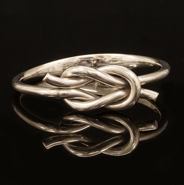 Hans Hansen armring i sterlingsølv i form af råbåndsknob, oval. Stemplet Hans Hansen. Mål indv. 55x63mm