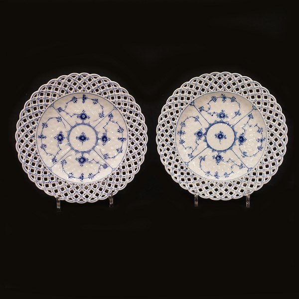 Royal Copenhagen musselmalede helblonde par tallerkner med bred gennembrudt fane. #1098. D: 25,5cm