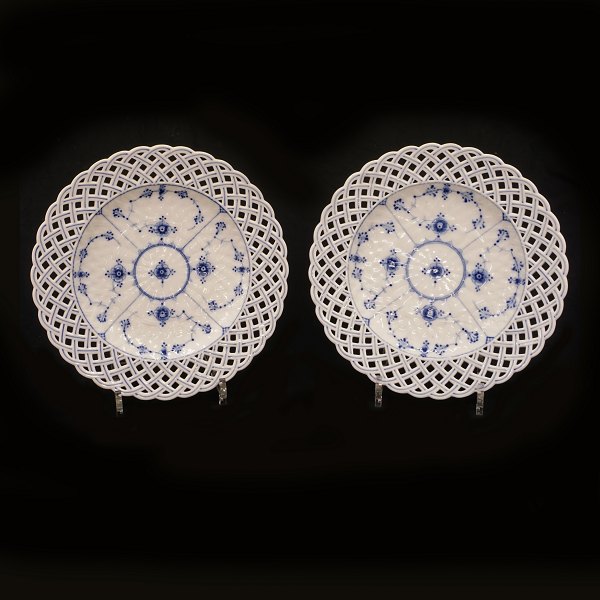 Royal Copenhagen musselmalede helblonde par tallerkner med bred gennembrudt fane. Ca. år 1880. D: 25,5cm