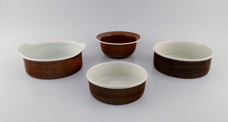 Stig Lindberg for Gustavsberg. Fire Coq skåle / fade i glaseret stentøj. Smuk spættet glasur i brune nuancer. Svensk design, 1960