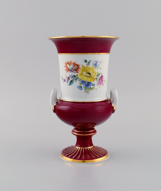 Antik Meissen porcelænsvase med håndmalede blomster. Purpur og gulddekoration. Ca 1900.