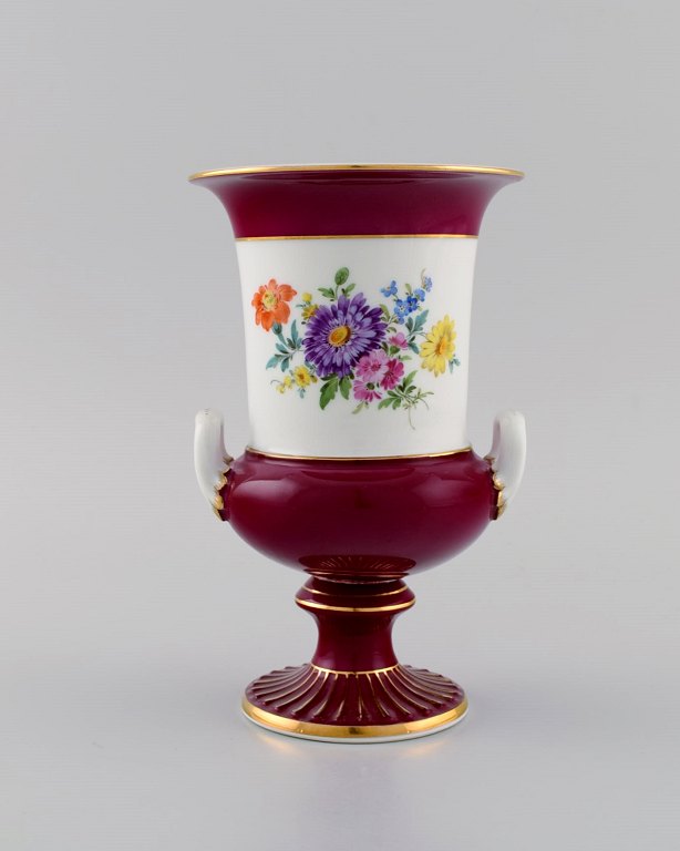 Antik Meissen porcelænsvase med håndmalede blomster. Purpur og gulddekoration. Ca 1900.