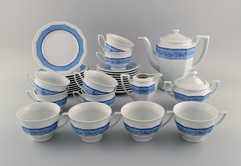 Rosenthal Classic kafferservice til 10 personer i porcelæn med blåt bånd og blomsterdekoration. Midt 1900-tallet.