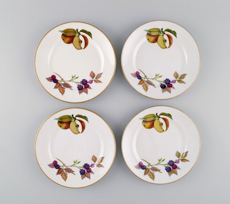 Royal Worcester, England. Four Evesham plates in porcelain decorated with fruits and gold edge. 1960s.