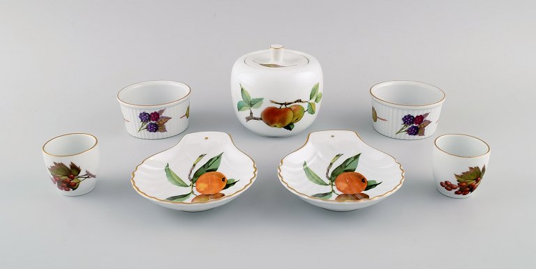 Royal Worcester, England. Syv dele Evesham porcelæn dekoreret med frugter og guldkant. 1960