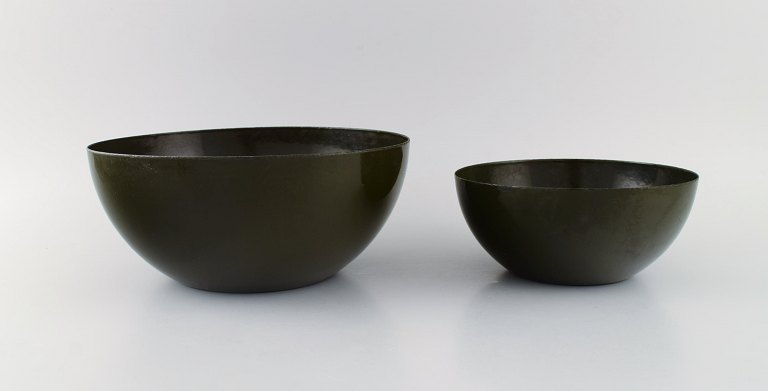 Kaj Franck (1911-1989) for Finel. To mørkegrønne skåle i emaljeret metal. Finsk design, midt 1900-tallet.