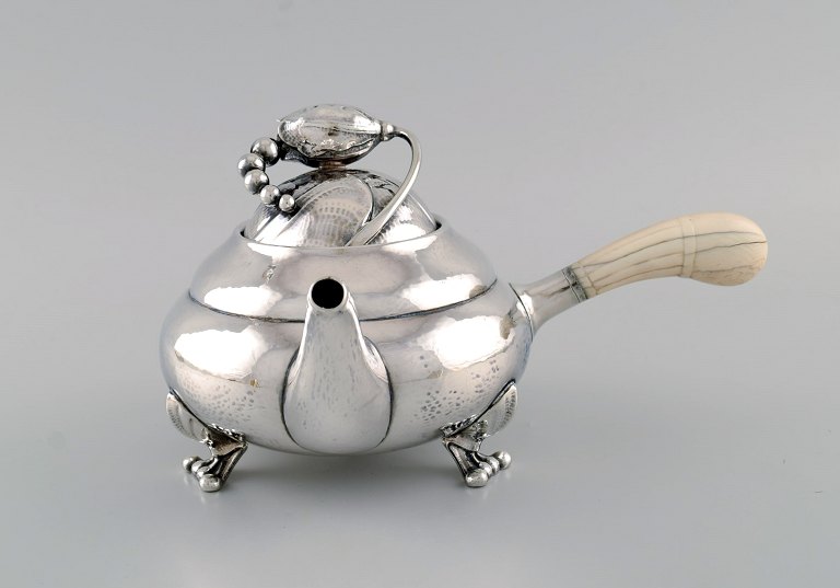 Georg Jensen Magnolia tekande i hammerslået sterlingsølv med hank af elfenben. Model 2C. Dateret 1915-1930.