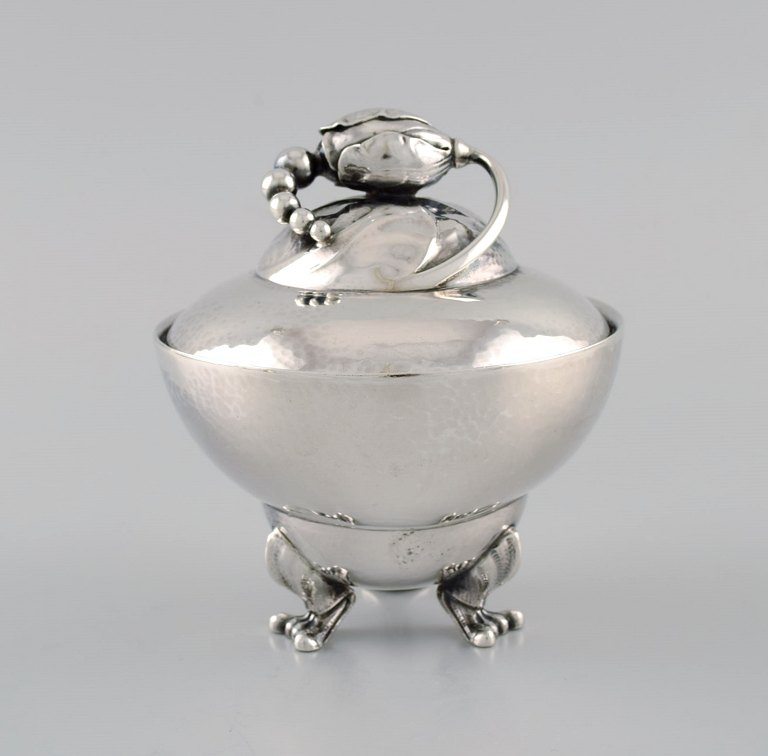 Georg Jensen Magnolia sukkerskål i hammerslået sterlingsølv. Model 2D. Dateret 1925-1932.