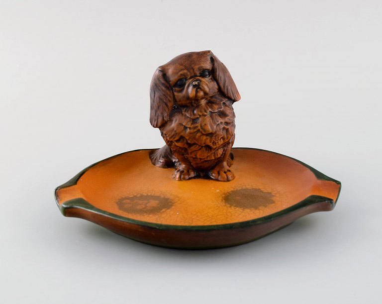 Ipsens enke, Danmark. Skål i håndmalet glaseret keramik modelleret med pekingeser. 1920/30