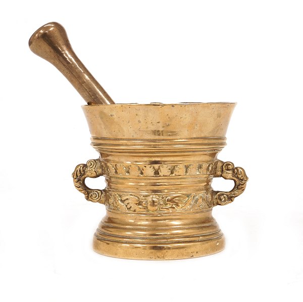 An early Dutch brass mortar decorated with birds and dolphins. Holland circa 1600. H: 12,8cm