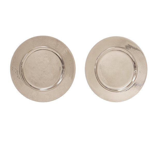 Pair of small sterling silver plates by Johan Rohde for Georg Jensen. #587D. Period 1945-51. D: 17,7cm. W: 489gr