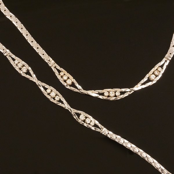 Set of 14 whitegold neck- and bracelet, 14kt whitegold with diamonds by Jos, Kahn, Copenhagen, 1957-90. Circa 1,0ct. Necklace L: 43cm. Bracelet: L 19cm