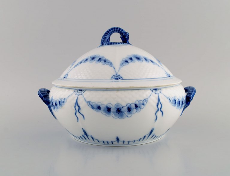 Antik Bing & Grøndahl empire lågterrin i håndmalet porcelæn. Låg og hanke modeleret som søheste. Sent 1800-tallet.
