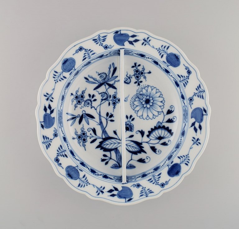 Large antique Meissen Blue Onion bowl with room divider in hand-painted porcelain. Late 19th century.