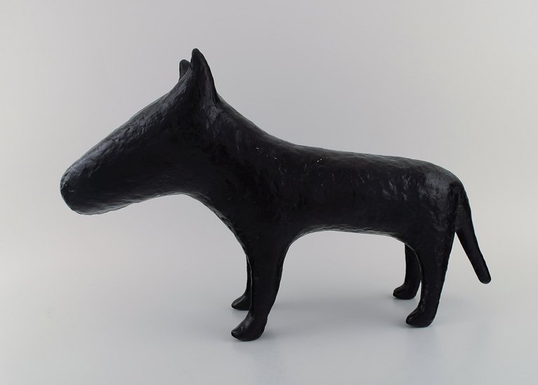 Ubekendt fransk designer. Stor skulptur i sortglaseret stentøj. Engelsk bullterrier. Sent 1900-tallet.