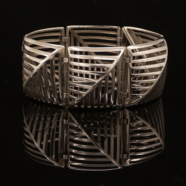 Nanna Ditzel armbånd. Leddelt armbånd i sterlingsølv af Nanna Ditzel for Georg Jensen. Skruelås. #389. L: 18,5cm