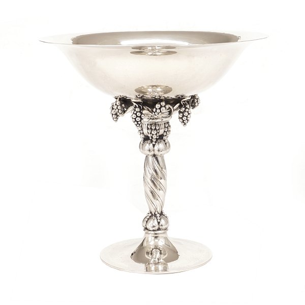 Georg Jensen stor drueopsats. Stor let hammerslået "Grape" drue opsats i sterlingsølv. Formgivet af Georg Jensen 1918. Fremstillet efter 1945. #264B. H: 31,2cm. V: 1.843gr