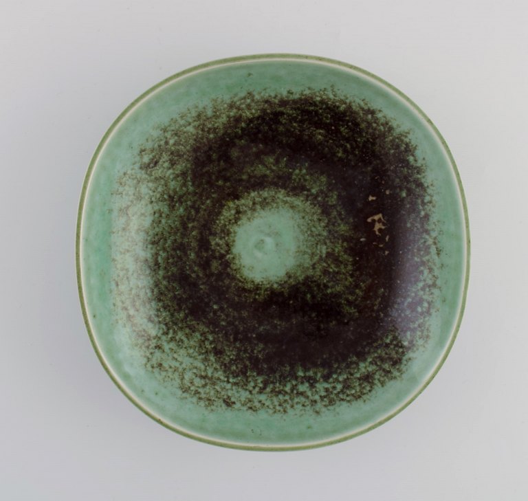 Berndt Friberg (1899-1981) for Gustavsberg Studiohand. Skål på fod i glaseret keramik. Smuk glasur i turkis og mørke nuancer. Dateret 1966.