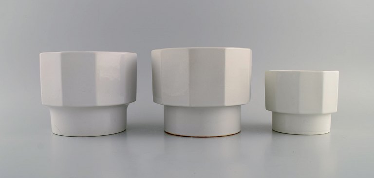 Erix Hennix for Gustavsberg. Tre Plantina urtepotter i glaseret porcelæn. 1970