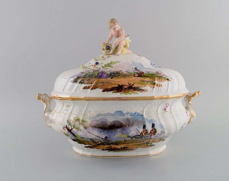 Stor antik Meissen lågterrin i håndmalet porcelæn. Militærscener og putti med overflødighedshorn. Museumskvalitet, midt 1800-tallet.