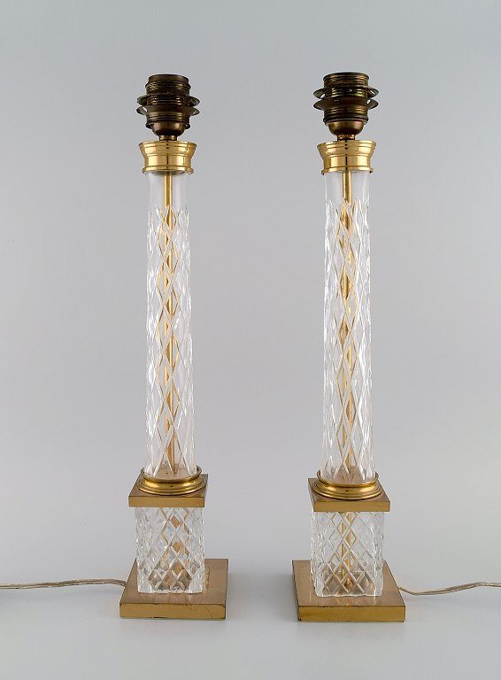 Et par høje og slanke bordlamper i klart krystalglas og messing. Frankrig, 1960/70