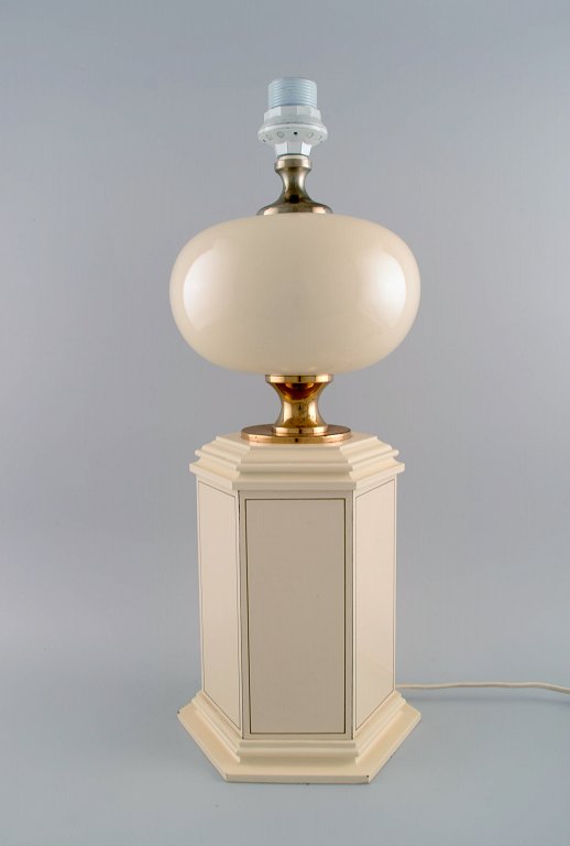 Le Dauphin, Frankrig. Stor bordlampe i creme lakeret metal og  messing. 1970