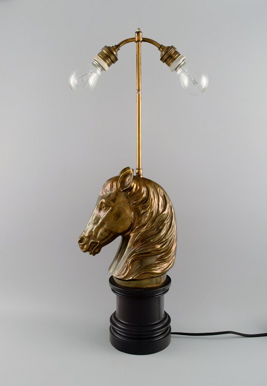 La Maison Charles, Frankrig. Stor hestehoved bordlampe i messing. Midt 1900-tallet.