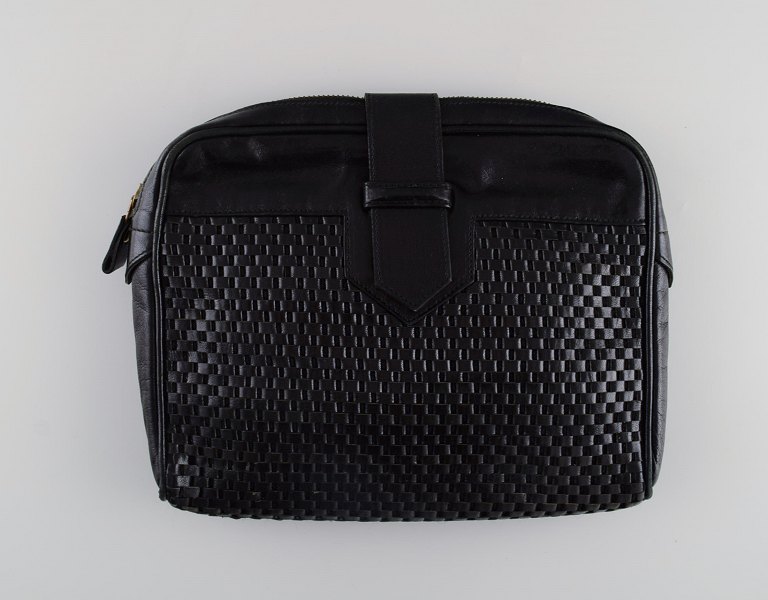 Vintage Yves Saint Laurent selskabstaske i sort læder med flettet mønster. 1960/70