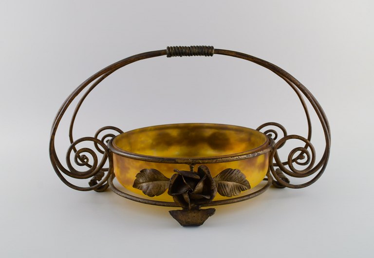Muller Frères, Luneville. Art deco skål i mundblæst kunstglas med hank og holder i smedejern udformet med blomster og blade. Frankrig, 1930