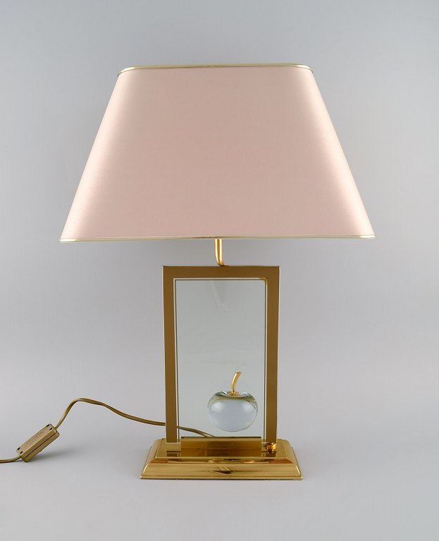 Le Dauphin, Frankrig. "La Pomme" bordlampe i klart kunstglas og messing. 1960/70