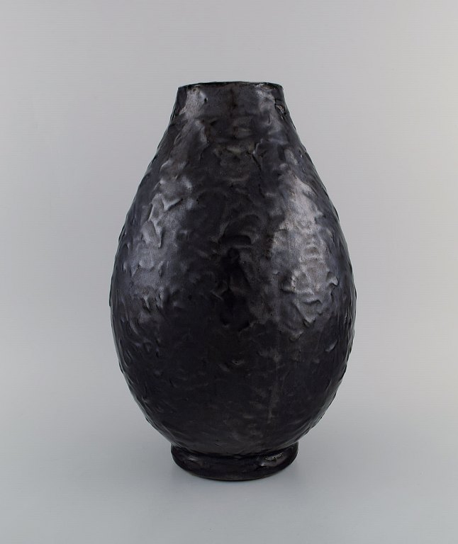 Jerome Massier (1850-1916) for Vallauris. Stor antik vase i glaseret stentøj. Smuk metallisk glasur i sorte nuancer. Tidligt 1900-tallet.