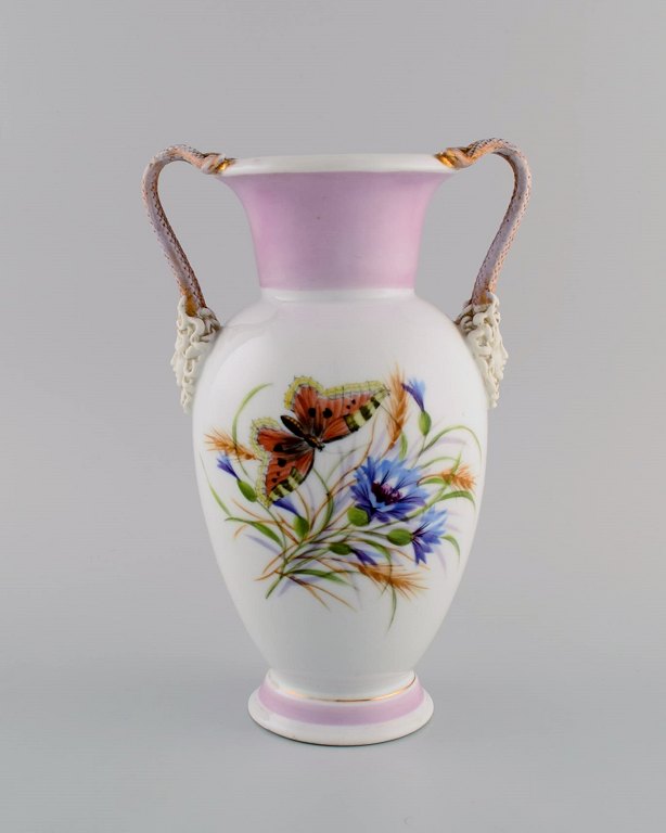 Antik Bing & Grøndahl porcelænsvase med håndmalede sommerfugle og blomster. Hanke modeleret som slanger fra Medusas hår. 1870