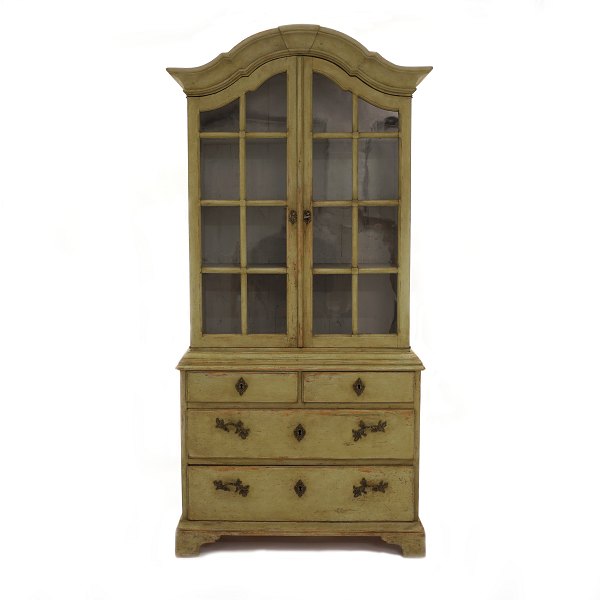 Originaldekoreret olivengrønt vitrineskab. Sverige ca. år 1760. H: 191cm. B: 93cm. D: 33cm