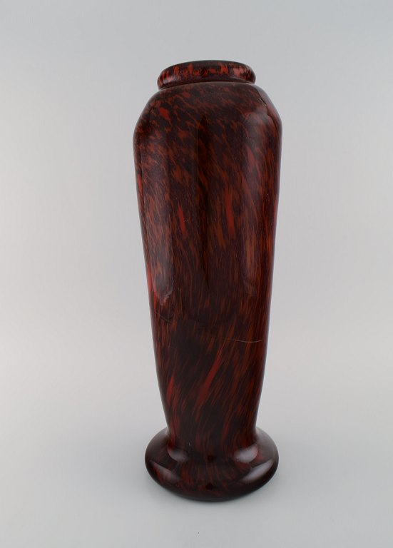 Meget stor Lorrain art deco vase i rødt mundblæst kunstglas. Frankrig, 1920/30