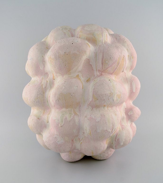 Christina Muff, dansk samtidskeramiker (f. 1971). Meget stor skulpturel unika vase i glaseret stentøj. Smuk creme/rosa glasur med mineraler fra danske strande.