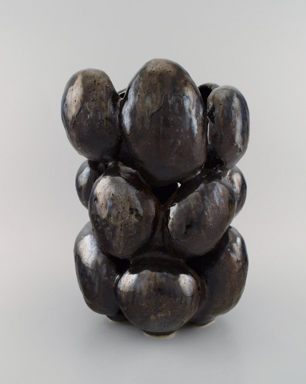 Christina Muff, dansk samtidskeramiker (f. 1971). Stor skulpturel unika vase i glaseret stentøj. Smuk sort metallisk glasur.