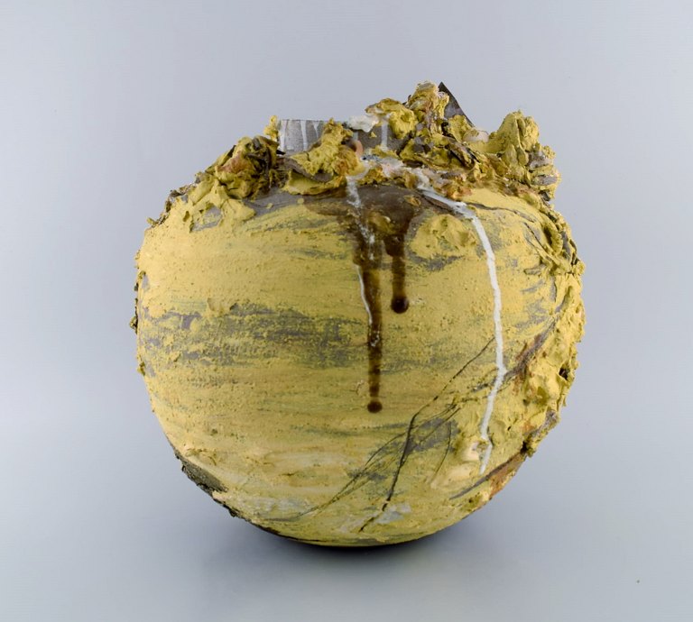 Christina Muff, dansk samtidskeramiker (f. 1971). Stor skulpturel unika vase i glaseret stentøj. Smuk gul stentøjsdekoration og celadonglasur.