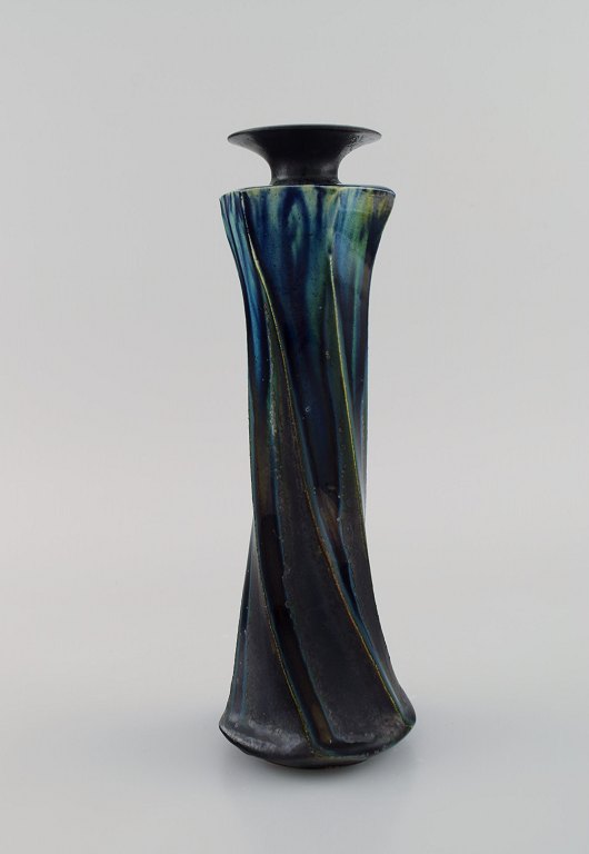 Europæisk studio keramiker. Unika vase i glaseret stentøj. Drejet form. Smuk glasur i dybe blågrønne nuancer. 1920/30