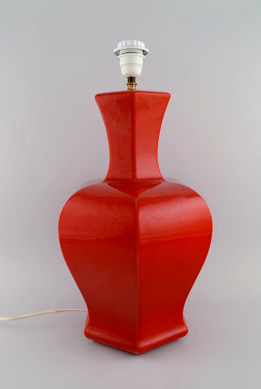 Stor designer bordlampe i rødglaseret keramik. Sent 1900-tallet.