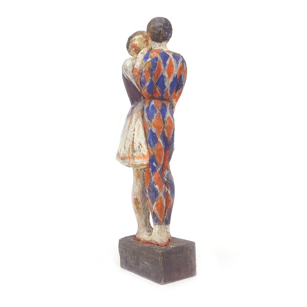 Harlekin og Colombine figur skåret i træ.Udført af maler og billedhugger Thorvald Pedersen, 1899-1988, Odense.H: 41cm. B: 11,5cm