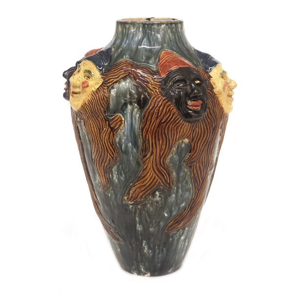 Stor Höganäs vase i keramik med nissefigurer modelleret i relief. Stemplet. H: 30cm