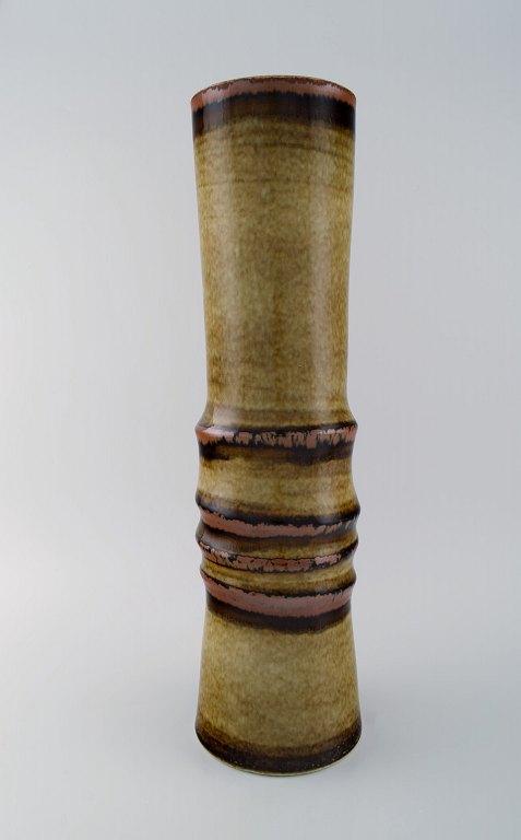 Olle Alberius for Rörstrand. Floor vase in glazed ceramics. Beautiful glaze in brown and light earth tones. 1960s.