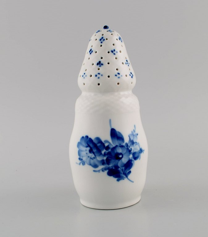 Royal Copenhagen Blå Blomst Flettet sukkerbøsse. Modelnummer 10/8222. Dateret 1965.
