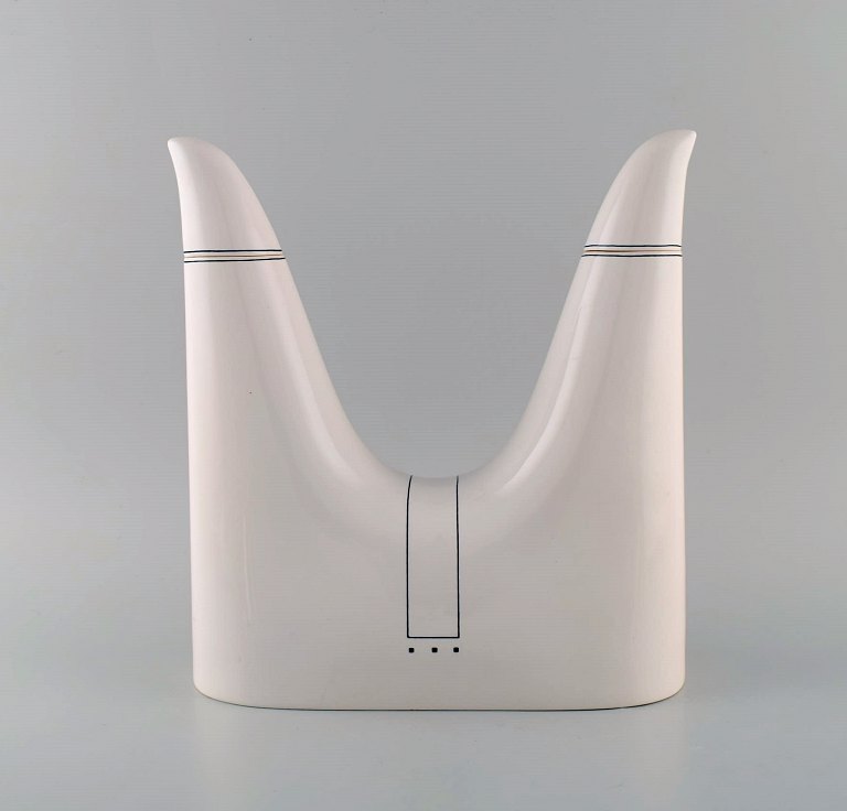 Heide Warlamis for Vienna Collection. Funkis porcelain teapot. Austria, 1980s.