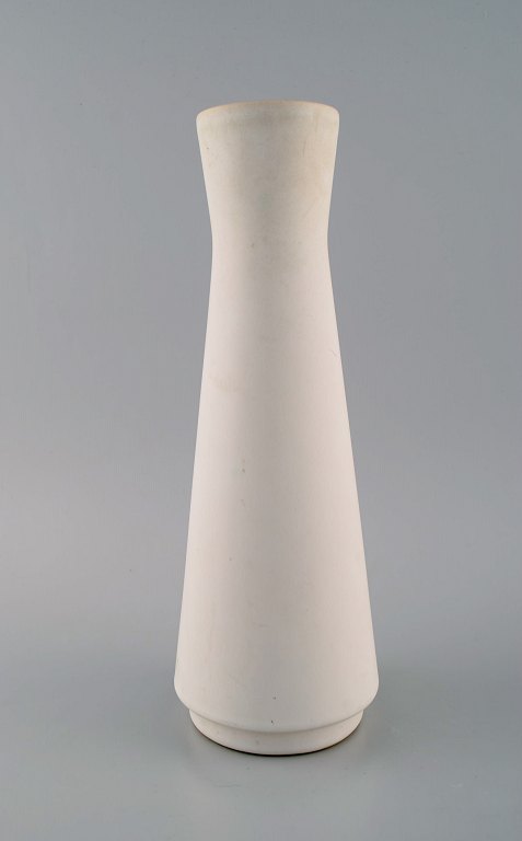 Europæisk studiokeramiker. Unika vase i hvidglaseret keramik. Stilrent design. 1980